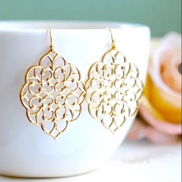 Filigree & Scrollwork Fancy Dainty Delicate Lightweight Gold Statement E… - Picture 2 of 5